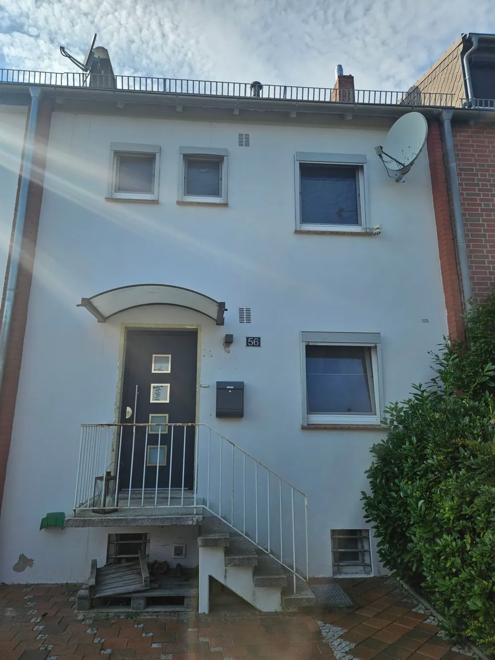 Wohnhaus mit heller Fassade und Hauseingang in Bremen, vermittelt von Weser Immobilien.