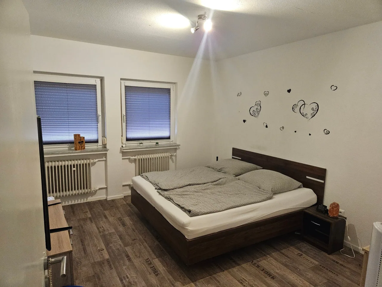 Möbliertes Schlafzimmer mit Doppelbett in einem Bremer Wohnhaus.